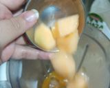 A picture of step 3 of Yellow melon juice.