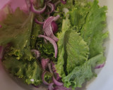 Foto do passo 1 de Salada de alface com cebola roxa