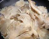 Foto del paso 4 de la receta: Codillo asado con trigueros y setas