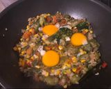 Foto del paso 5 de la receta: Huevos en colchón de vegetales al wok