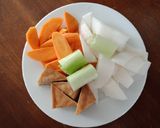 Hình bước làm 1 của món Canh chả cá Nhật Bản