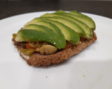 Foto del paso 4 de la receta: Tosta de trigo sarraceno con verduras, champis y aguacate