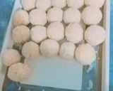 A picture of step 3 of Cheese balls.