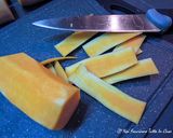 Foto del passaggio 1 della ricetta Ravioli con farina di castagne ripieni di zucca e gongorzola con ragù di salsiccia e castagne