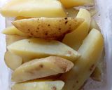 Foto langkah ke 2 dari resep Crispy Potato Wedges.