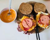 Hình bước làm 5 của món Burger trứng tự làm đơn giản