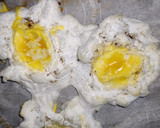 சீஸ் கிளவுட் எக்ஸ் -(Cheesy Cloud eggs recipe in tamil) ரெசிபி ஸ்டேப் 11 புகைப்படம்