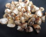 गारलिक चीली मशरूम (Garlic chilli mushroom recipe in hindi) रेसिपी चरण 1 फोटो