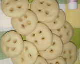 A picture of step 6 of Button cookies without oven.