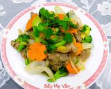 Hình bước làm 5 của món Thịt bò xào hành tây,bông cải xanh và cà rốt