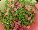 Foto del paso 2 de la receta Tortilla de espárragos verdes con jamón serrano