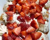 Foto del paso 4 de la receta: Postre borrachito de vainillas con dulce de leche, crema y frutillas 🍓