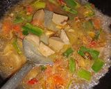 Foto langkah ke 3 dari resep Tumis Kuah Jamur (Simpel, Pedas dan Segar).