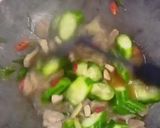 Foto langkah ke 6 dari resep Tumis Oyong Bakso Bihun.