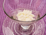 Copa de frutas con queso, nata y salsa de chocolate