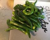 Une image de l'étape 1 de Conserves de piments verts aux tomates, ail et herbes aromatiques.