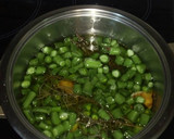 Foto del paso 3 de la receta: Habas tiernas confitadas con ajos, tomillo y romero