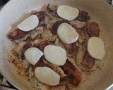 Foto del paso 3 de la receta: Filetes de pechuga de pollo con bacon ahumado y mozzarella