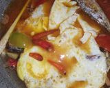 Foto langkah ke 3 dari resep Pindang, Telur Ceplok Bumbu Sarden.
