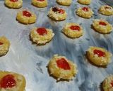 Foto langkah ke 4 dari resep Strawbery Cheese Thumbprint.