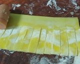 Hình bước làm 2 của món Hoa cúc vàng cho tiệc Trung thu