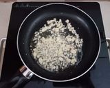 Hình bước làm 2 của món Bún tôm xào củ hành