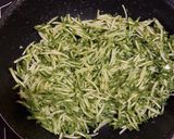 Foto del passaggio 1 della ricetta Sfogliatine alle zucchine