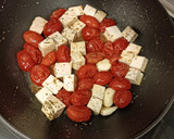 Foto del paso 1 de la receta: Tofu con tomates cherry, tomates secos y guisantes