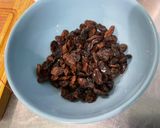 Une image de l'étape 1 de Tarte rhubarbe raisins / pâte brisée aux raisins secs.