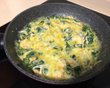 Foto del paso 5 de la receta: Espinacas con gambas y queso