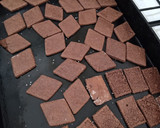 Foto del paso 5 de la receta: Rombitos de chocolate light 80 cal por porción (5 galletitas)