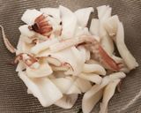 Foto del passaggio 3 della ricetta Alghe e calamari in salsa piccante (Miyok ogingho mucim)