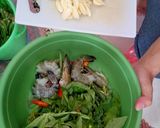 Foto langkah ke 1 dari resep Gulai Udang Daun Singkong.