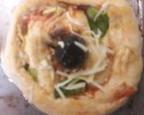 صورة لخطوة 3 من وصفة بيتزا رولي واحد البنة خيال 😋😍