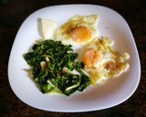 Foto del paso 6 de la receta: Huevos fritos con acelga salteada y quesitos