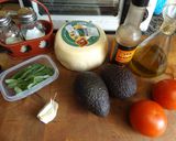 Foto del paso 1 de la receta: Aguacates (paltas) rellenos y horneados con albahaca