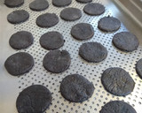 Foto del paso 2 de la receta: Alfajores triples de oreo caseros relleno de dulce de leche