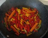 Foto del paso 4 de la receta: Rollitos de obleas de arroz rellenos de pollo mechado y verduras salteadas