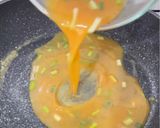 Foto langkah ke 2 dari resep Tortilla Egg Sandwich.