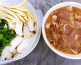 รูปขั้นตอนการทำที่ 4 ของ สุกี้หมูหมักน้ำมันงา (น้ำซุปสีทอง)