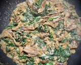 Foto del paso 3 de la receta: Rigatoni con salsa de Cabrales, espinacas y setas