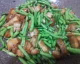 รูปขั้นตอนการทำที่ 2 ของ ถั่วฝักยาวหมูกรอบผัดซอส