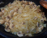 Foto del paso 2 de la receta: Guiso de codornices con champis (olla rápida)