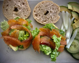 Foto del paso 7 de la receta: Brunch perfecto: Huevos benedictinos con salmón marinado en bagels caseros
