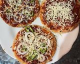 ભાખરી પીઝા (Bhakhri Pizza Recipe In Gujarati) રેસીપી સ્ટેપ2ફોટો