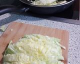 Foto del paso 3 de la receta: Crepes rellenos de repollo y langostinos con bechamel de queso