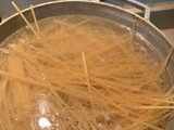 Spaghetti con pollo y champiñones