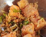 A picture of step 3 of Mix schezwan dhokla rice.