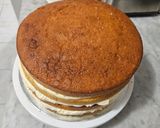 Foto del paso 32 de la receta: Memory Cake de Vainilla, Dulce de Leche y Buttercream de Chocolate Blanco (Torta de cumpleaños)