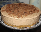 Foto del paso 3 de la receta: Tarta semifría de plátanos, dulce de leche y chocolate en rama